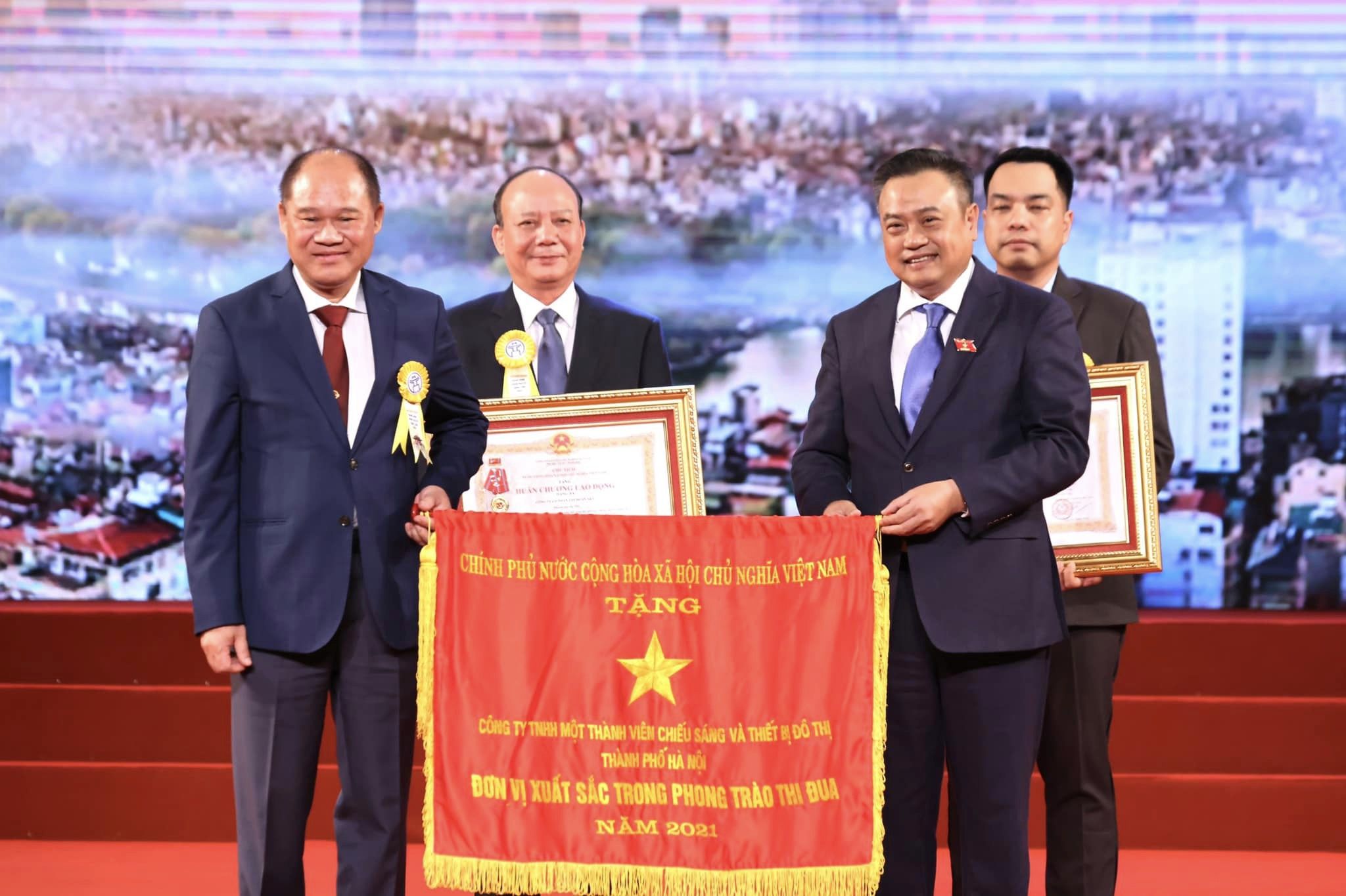 (Tiếng Việt) SPCNCL Hà Nội:Doanh nghiệp công nghiệp chủ lực được tôn vinh doanh nhân, doanh nghiệp Thăng Long năm 2022