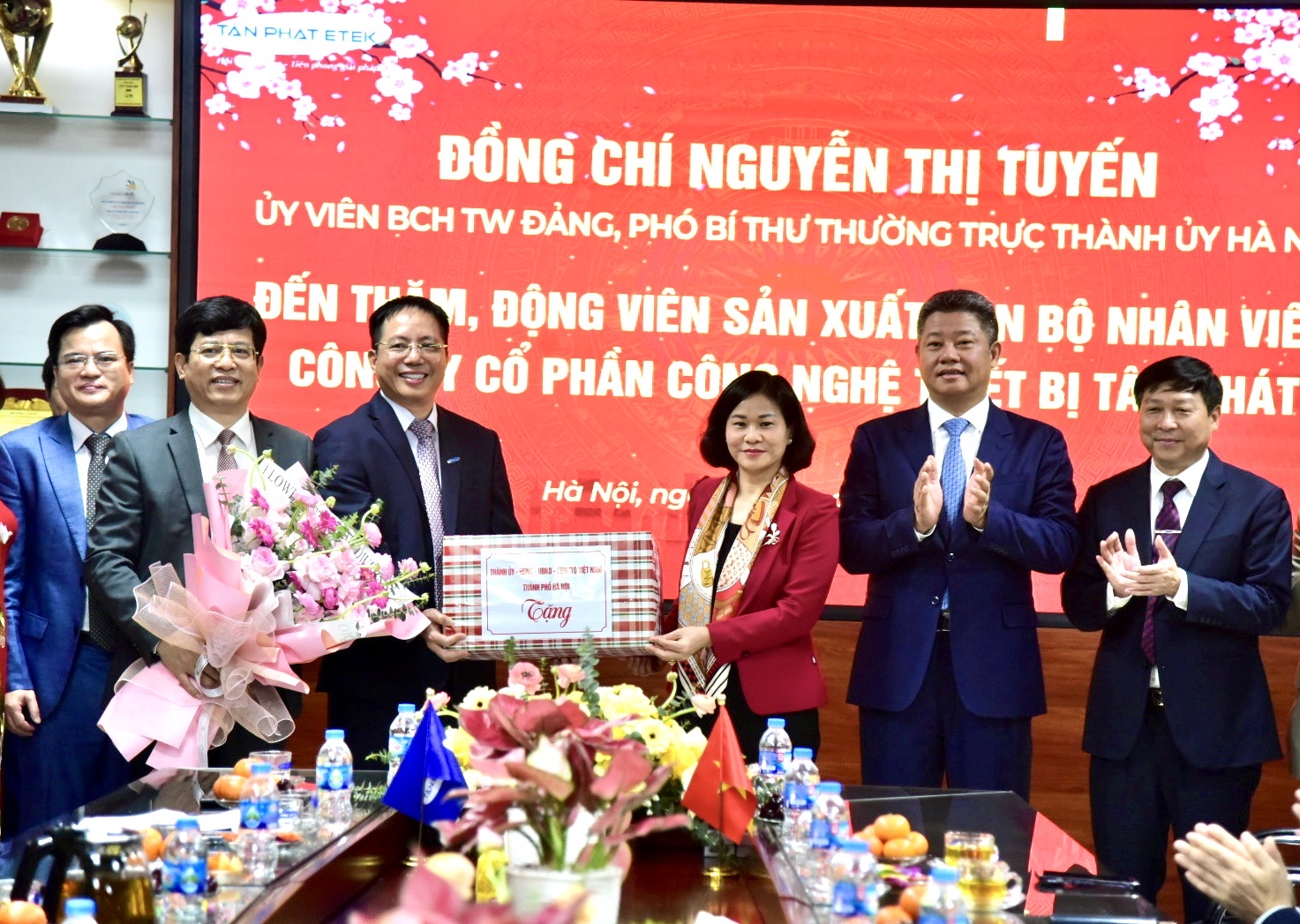 (Tiếng Việt) SPCNCL Hà Nội: Phó Bí thư Thường trực Thành ủy Hà Nội Nguyễn Thị Tuyến thăm, động viên sản xuất doanh nghiệp tại huyện thanh trì