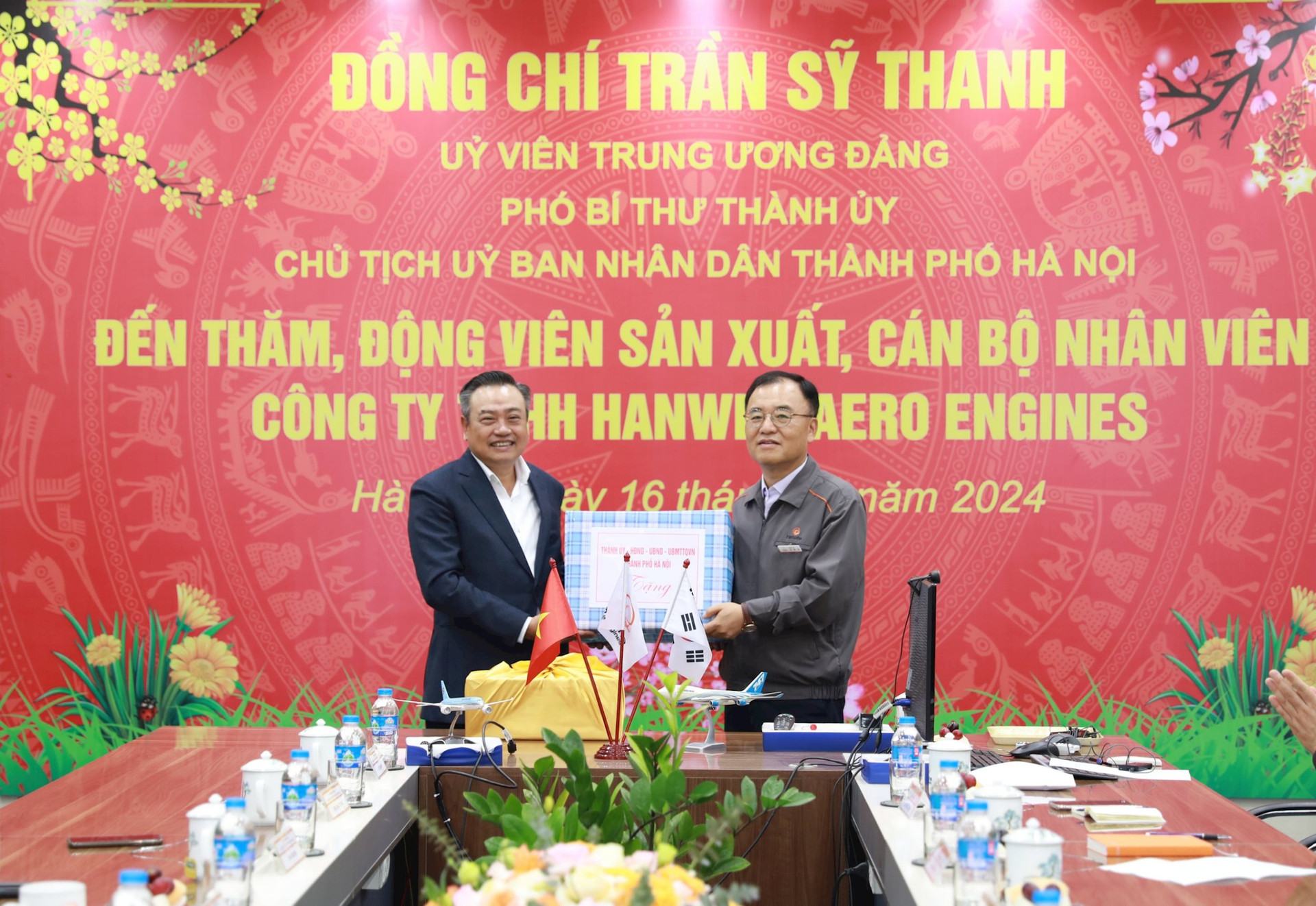 SPCNCL Hà Nội: Chủ tịch TP Hà Nội Trần Sỹ Thanh thăm, động viên sản xuất đầu năm các doanh nghiệp công nghệ cao