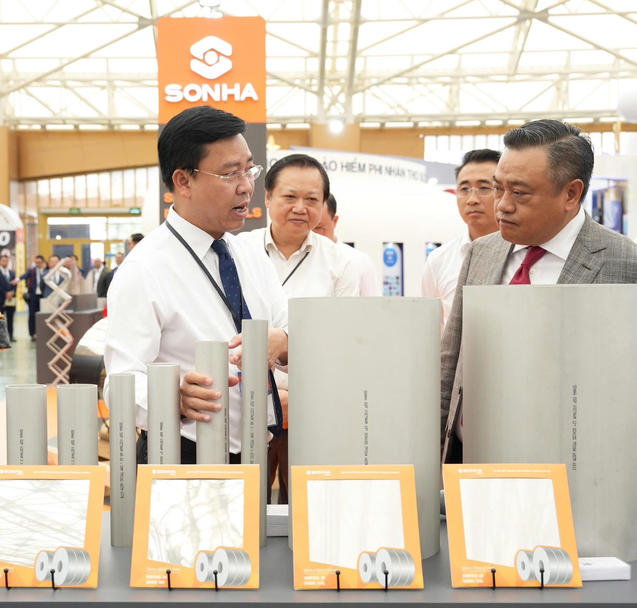 SPCNCL Hà Nội: Chủ tịch Hà Nội Trần Sỹ Thanh thăm gian hàng Sơn Hà tại VEC